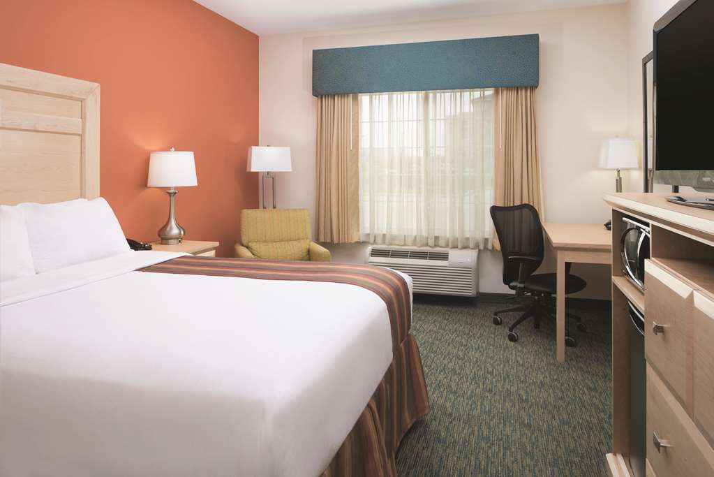 La Quinta Inn & Suites by Wyndham Grand Forks - photo 18