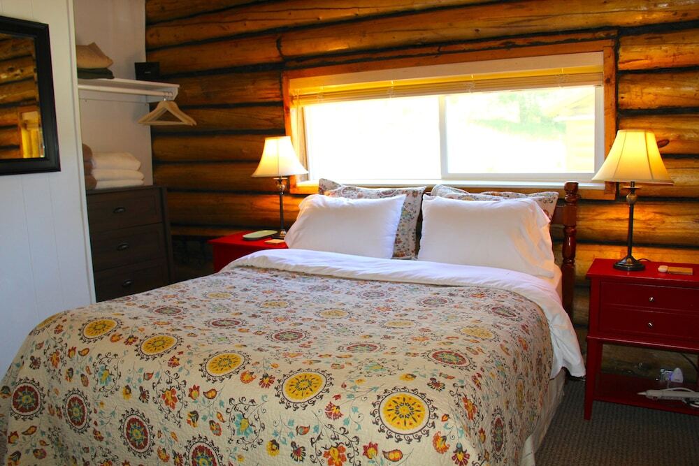 Yellowstone Hot Springs Resort - photo 16