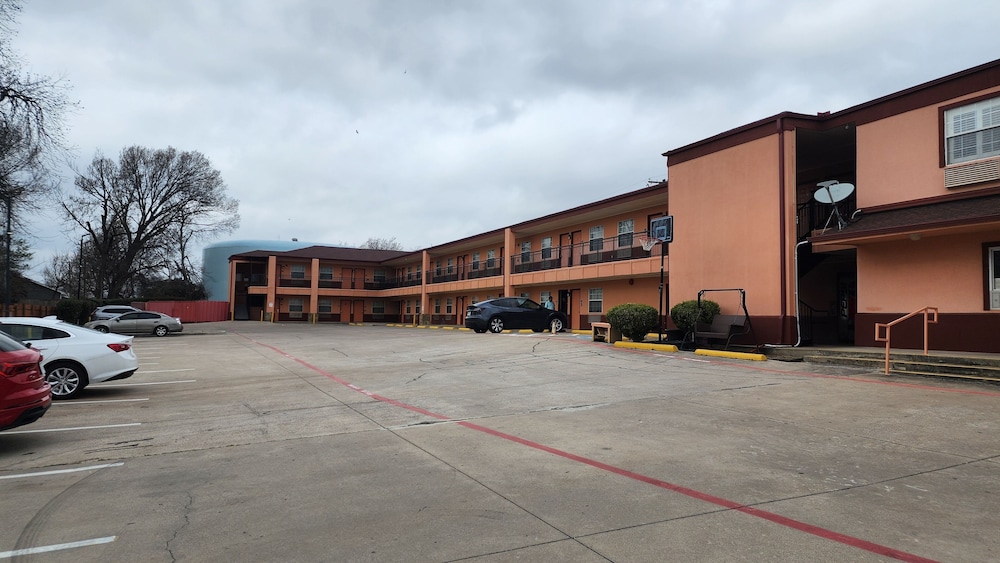 Benbrook Inn & Suites - photo 31
