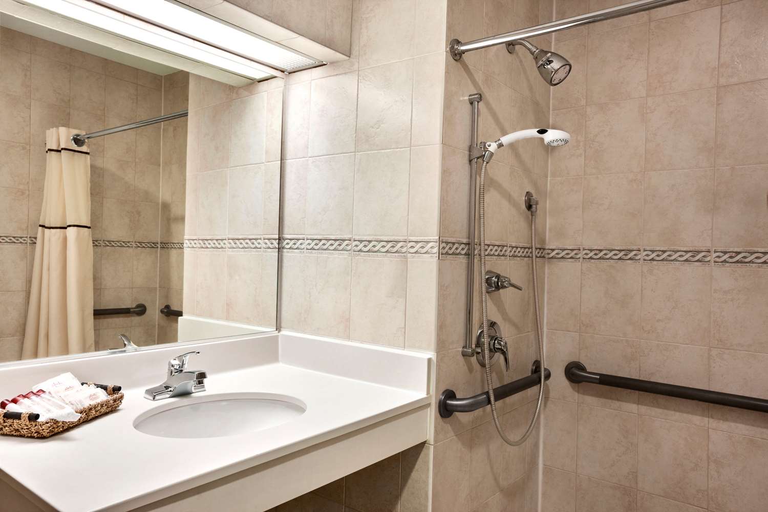 Holiday Inn Newark Intl Airport North - photo 29