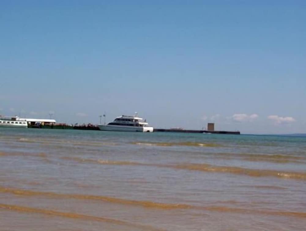 Waterfront Inn Mackinaw City - photo 21