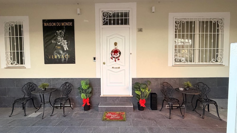 Villa Life — 4-Star Luxury Hotel in San Donato Milanese, Italy