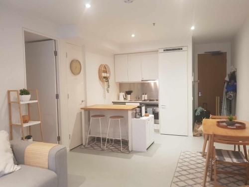 Cosy Beach Apartment with Free Secure Car Park — 4-Star Luxury Hotel in Melbourne, Australia