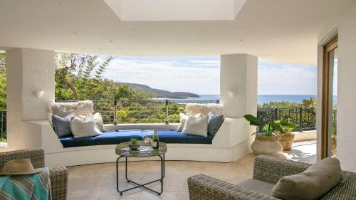 Panoramic Ocean Views and Short Walk To Beach — hotel in Booker Bay