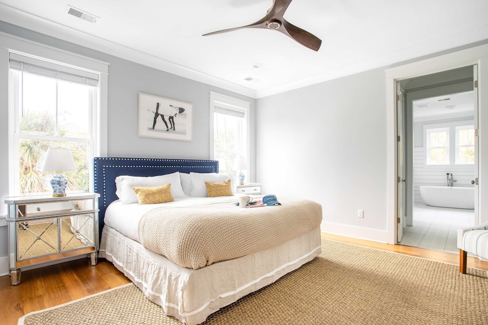 1blck to Beach Pool Firepit Outdoor Kitchen Game Room Pelican by Avantstay in Isle Of Palms, United States