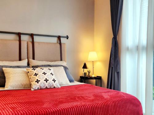 Cozy BGC Suite Shopping Haven Steps Away from Uptown Mall and Mitsukoshi with FREE Parking and Washer Long Stay and WFH — 4-Star Luxury Hotel in Manila, Philippines