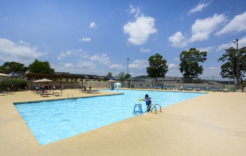 Southern Paradise Resort Amenities Close to Downtown and the Branson Landing - photo 29