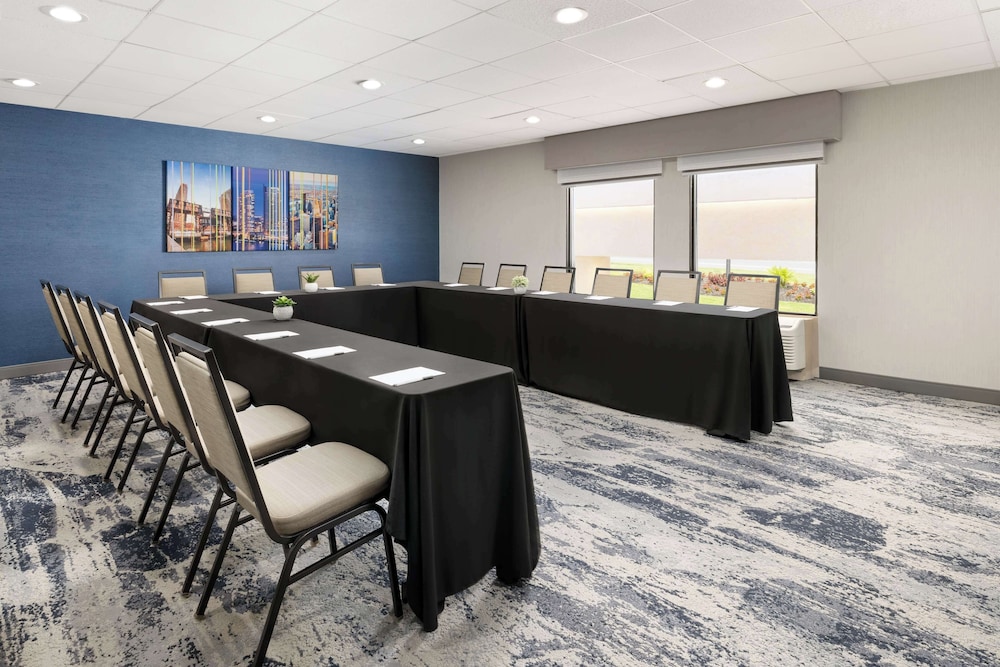 Hampton Inn Long Island Islandia - photo 30
