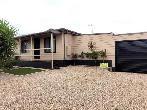 Serenity on Spry — 4-Star Luxury Hotel in Moonta Bay, Australia