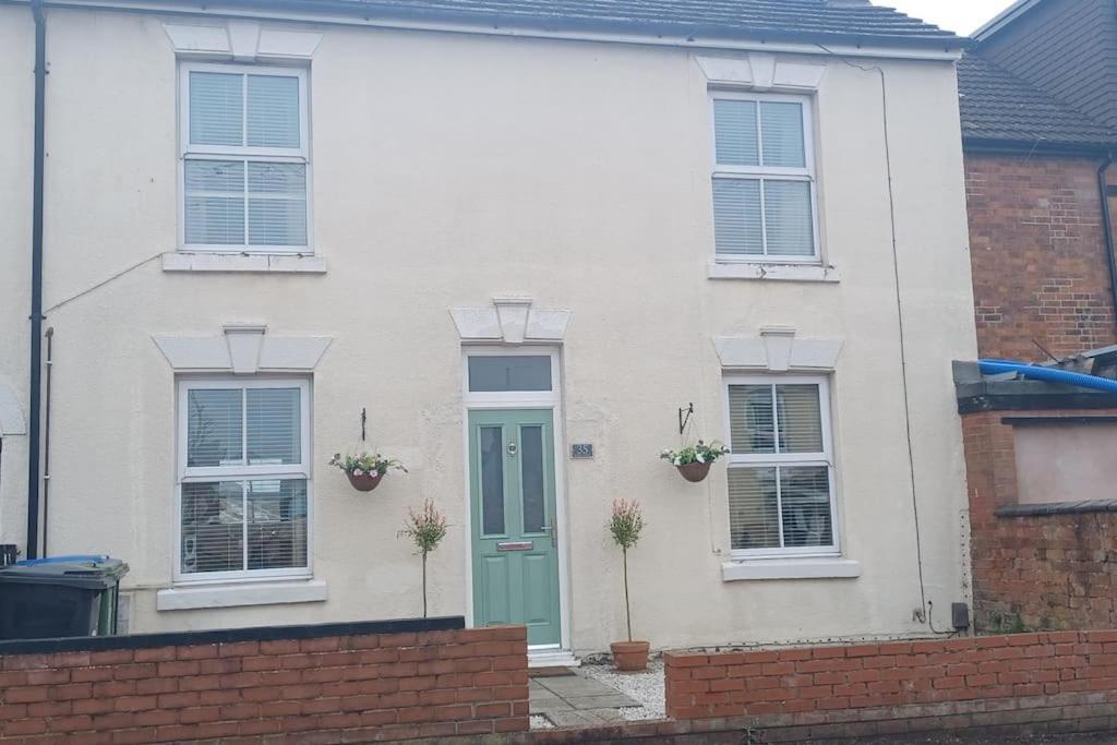 Rugby town centre house close to train station rugby school and benn hall — 4-Star Luxury Hotel in Rugby, United Kingdom