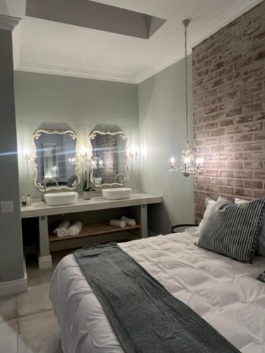 Two on Milner ARUM COTTAGE Stylish open plan Guesthouse in Rondebosch
