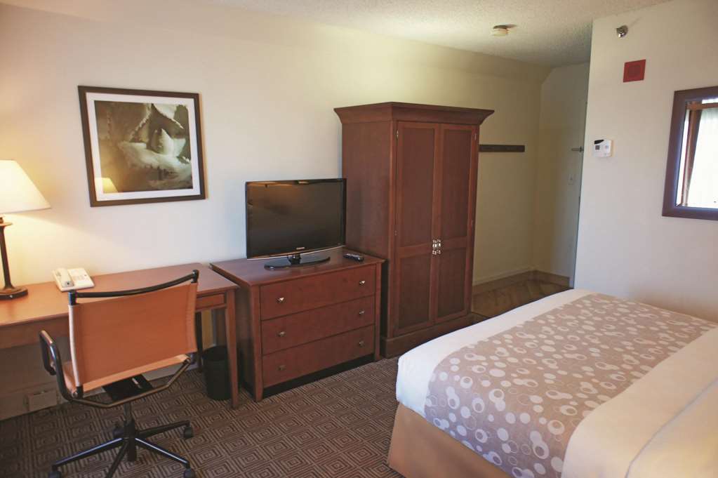 La Quinta Inn & Suites by Wyndham Stamford New York City - photo 32