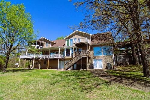 Hummingbird Hideaway - carbon neutral hotel in Branson