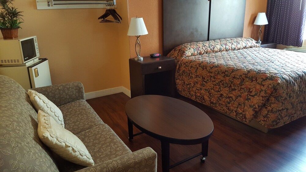 Camelot Inn - photo 10
