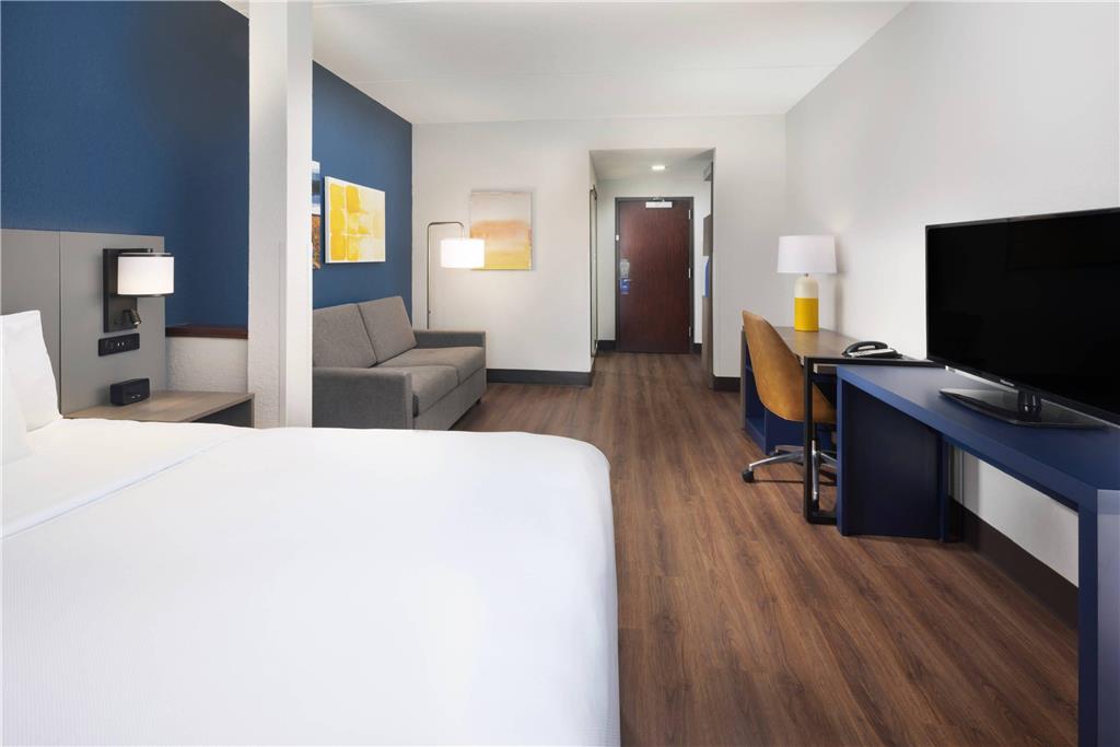 Comfort Suites Outlet Center - photo 10