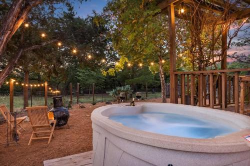 Falling Star Hot tub and Pet Friendly in Fredericksburg, United States