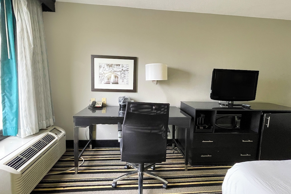 La Quinta Inn & Suites by Wyndham Jackson North - photo 11