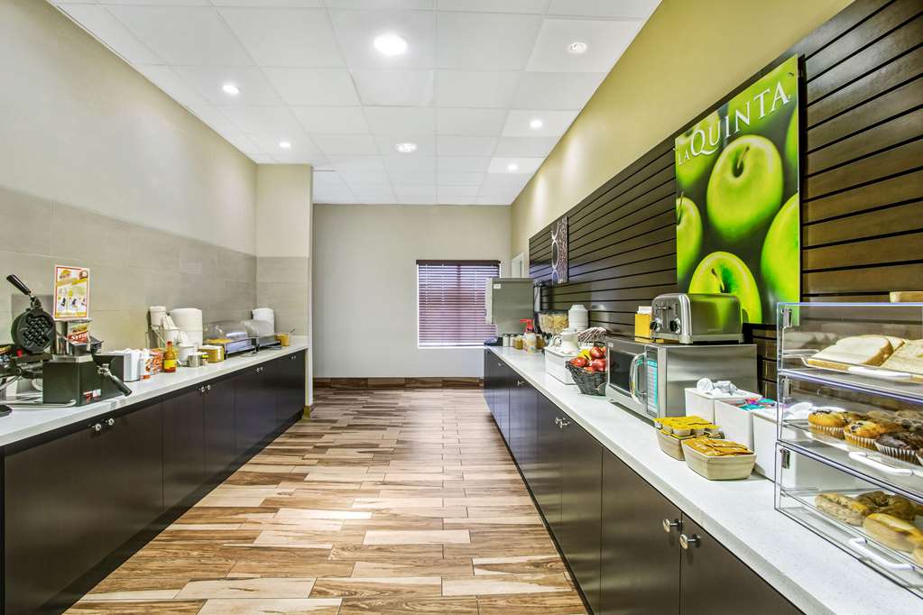 La Quinta Inn & Suites by Wyndham Karnes City Kenedy - photo 50