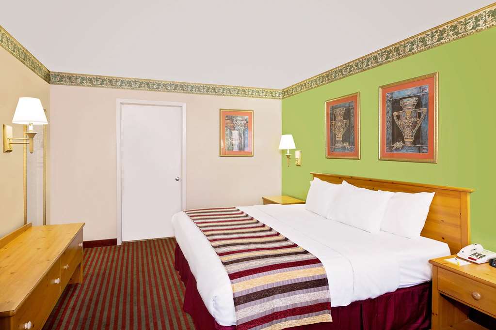 Days Inn & Suites by Wyndham Starkville - photo 14