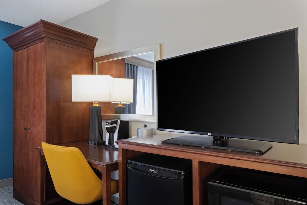 Holiday Inn Express & Suites Cincinnati Riverfront by IHG - photo 22