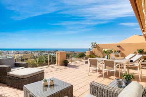 Ultimate Rentals Casa Eso es Oro Stunning Views And Peaceful Escape 2 Communal Pools — 4-Star Luxury Hotel in Estepona, Spain