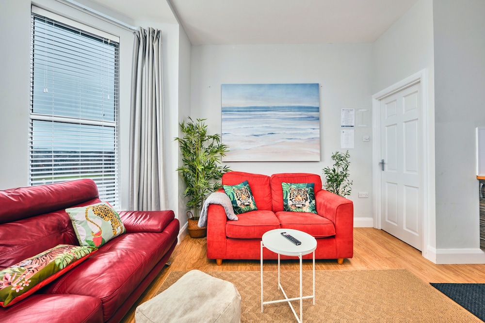 Victorian Apartment Steps to Beach West Beach 3 — 4-Star Luxury Hotel in Portrush, United Kingdom
