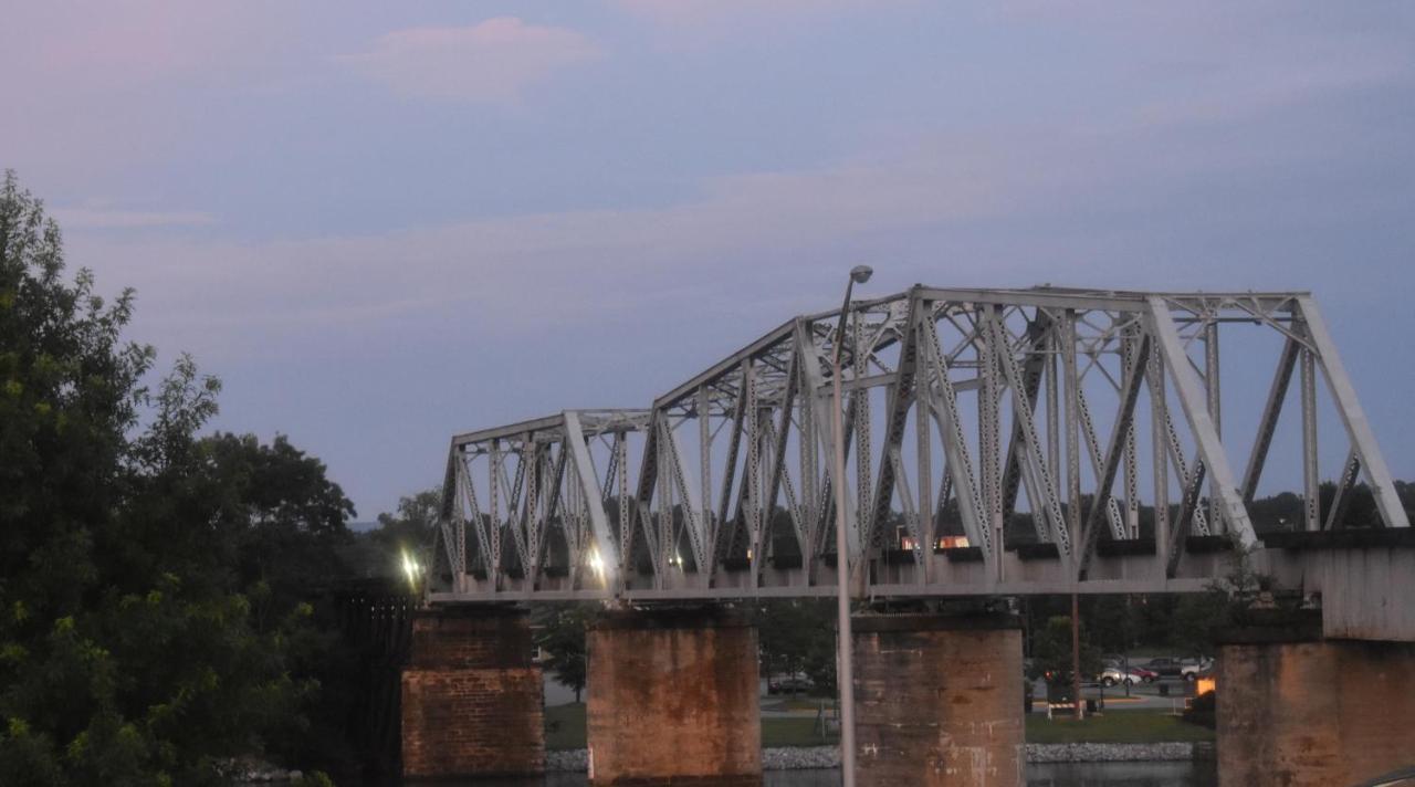 Gadsden Inn & Suites - photo 8