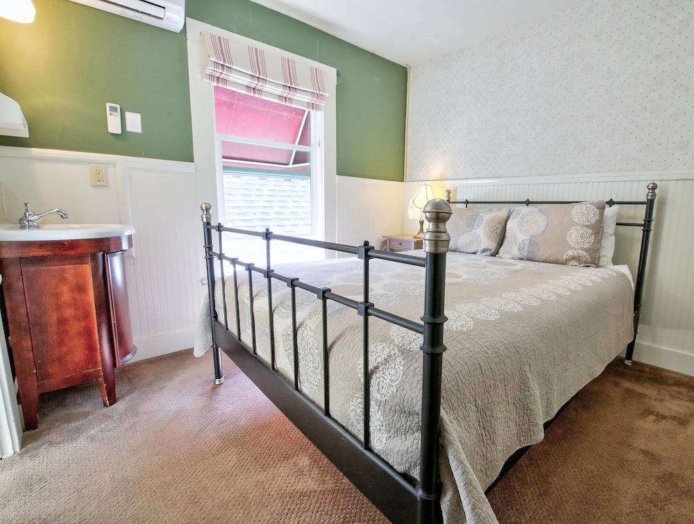 Hotel Charlotte - photo 17