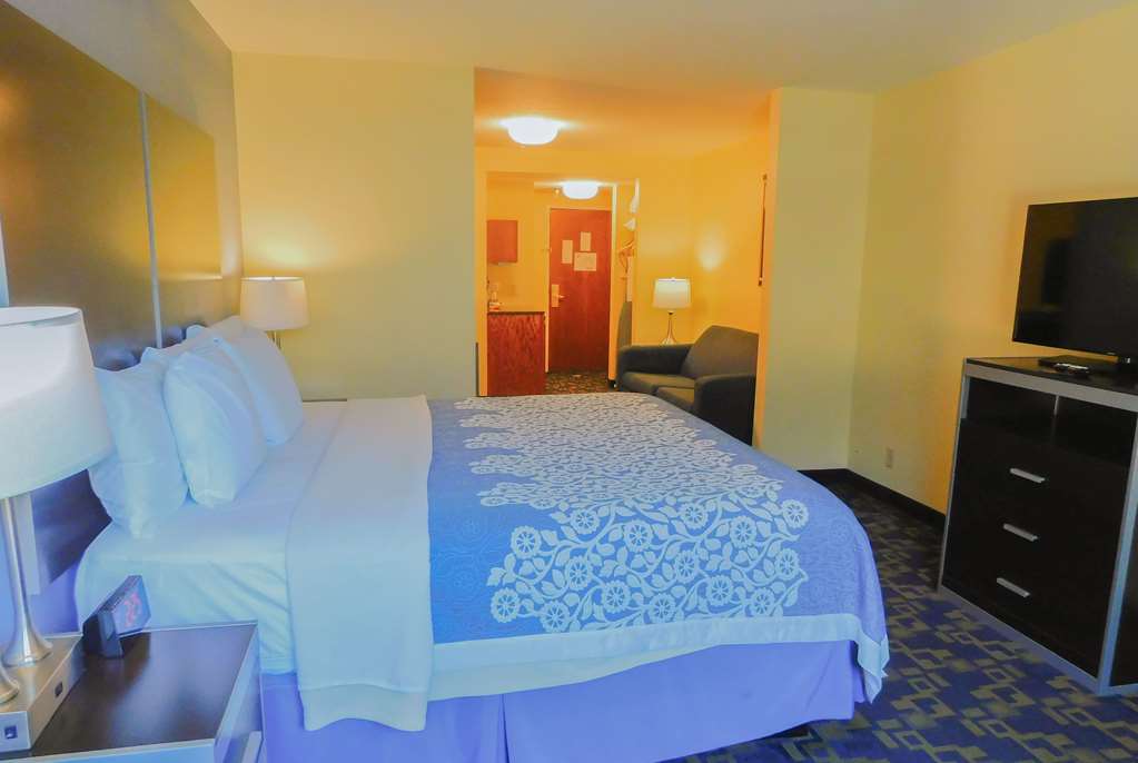 Days Inn & Suites by Wyndham Pocahontas - photo 17