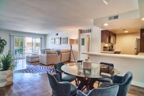 Blue Agate Seaside Bright 2BR with Marina Views — 4-Star Luxury Hotel in Los Angeles, United States