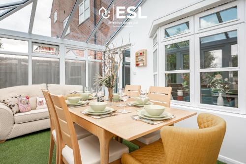 4 Bedroom Townhouse 10mins walk from Shrewsbury Town Centre with Parking — 4-Star Luxury Hotel in Shrewsbury, United Kingdom
