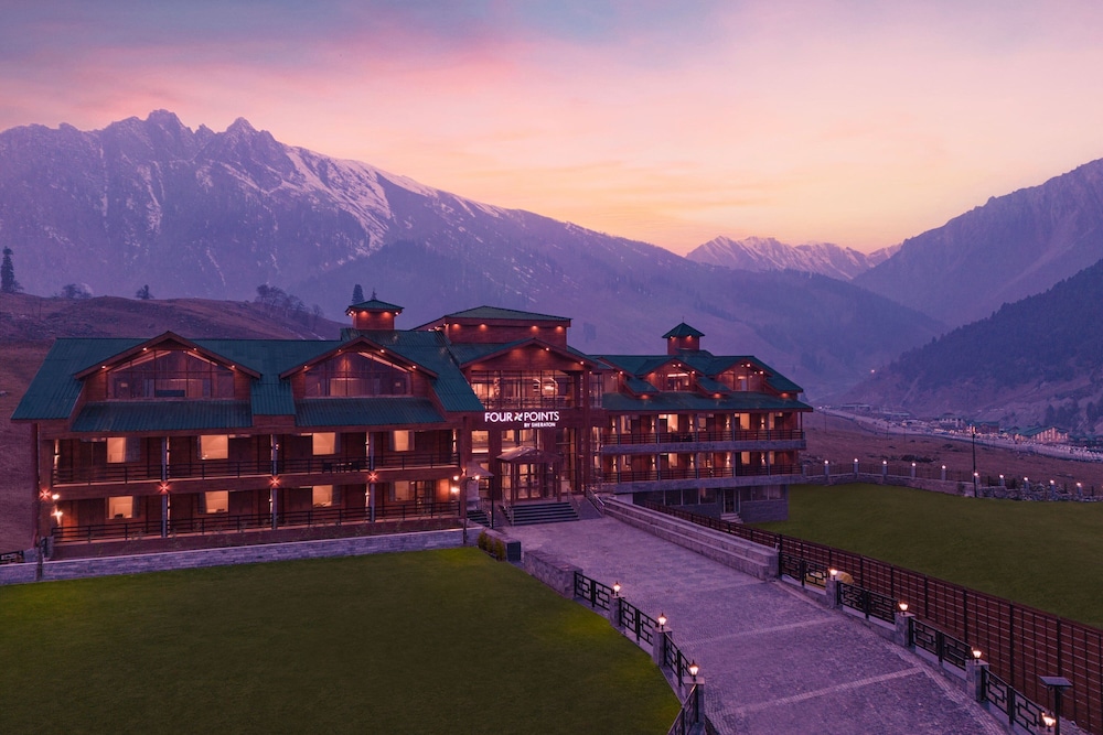 Four Points by Sheraton Sonmarg Resort — 4-Star Luxury Hotel in Gandarbal, India