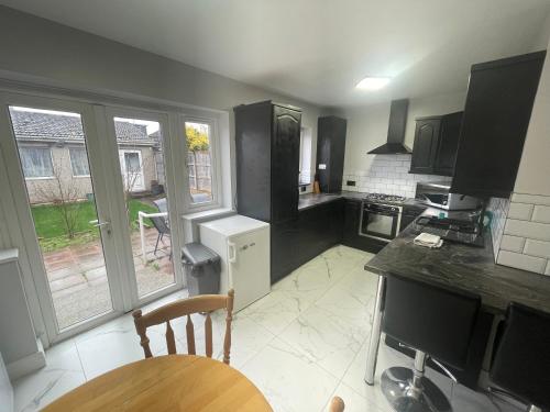 Inviting Apartment in Hayes With Garden & Parking — 4-Star Luxury Hotel in Hayes, United Kingdom