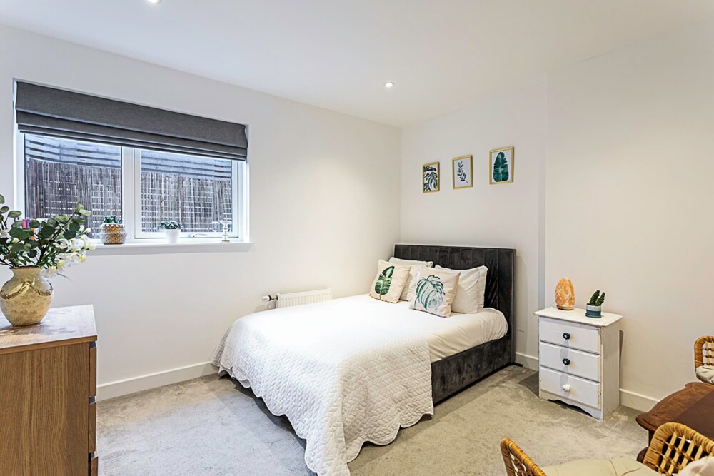 Quiet and Spacious Four Bedroom House — 4-Star Luxury Hotel in London, United Kingdom
