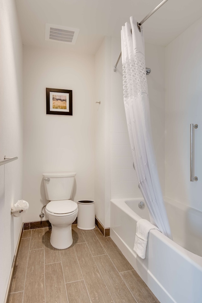 Hampton Inn & Suites Los Angeles Glendale - photo 34