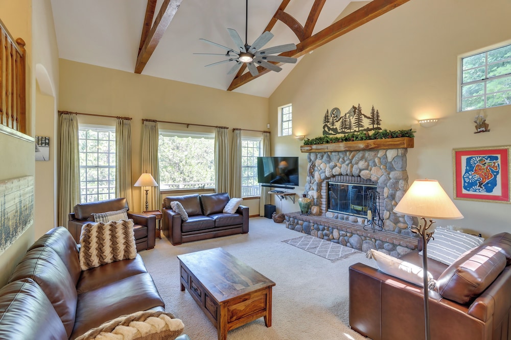 Luxe Lake Arrowhead Home with Deck 3 Mi To Village — 4-Star Luxury Hotel in Lake Arrowhead, United States