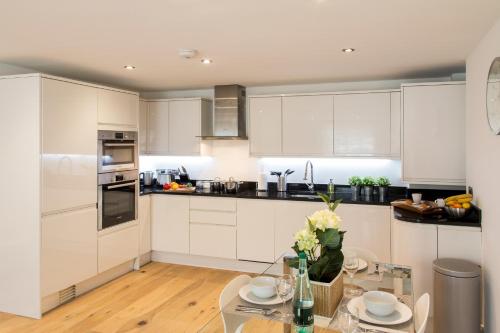 Finchley Central Luxury 2 bed ground floor apartment — 4-Star Luxury Hotel in Hendon, United Kingdom