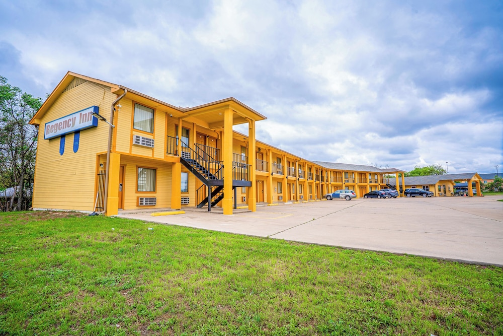 Regency Inn By OYO Rockdale TX - photo 41