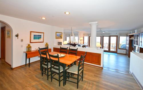 H1858 Hamilton Cove Villa 18 58 — 4-Star Luxury Hotel in Avalon, United States