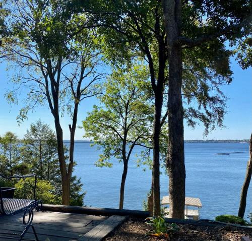 Newly Renovated 4B 2.5 bath Lakefront home with South Grand Lake Views and dock — 4-Star Luxury Hotel in Vinita, United States