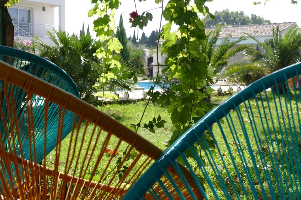 Maison Galatéa — 4-Star Luxury Hotel in Noves, France