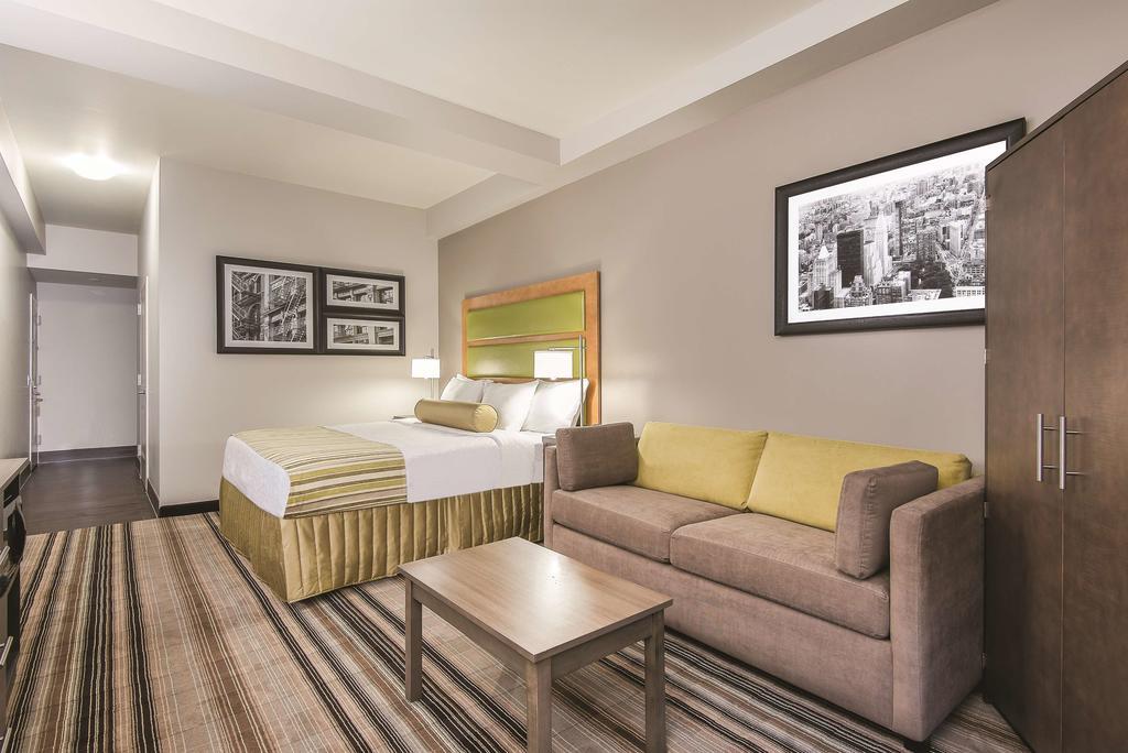 La Quinta Inn & Suites by Wyndham Brooklyn East - photo 14