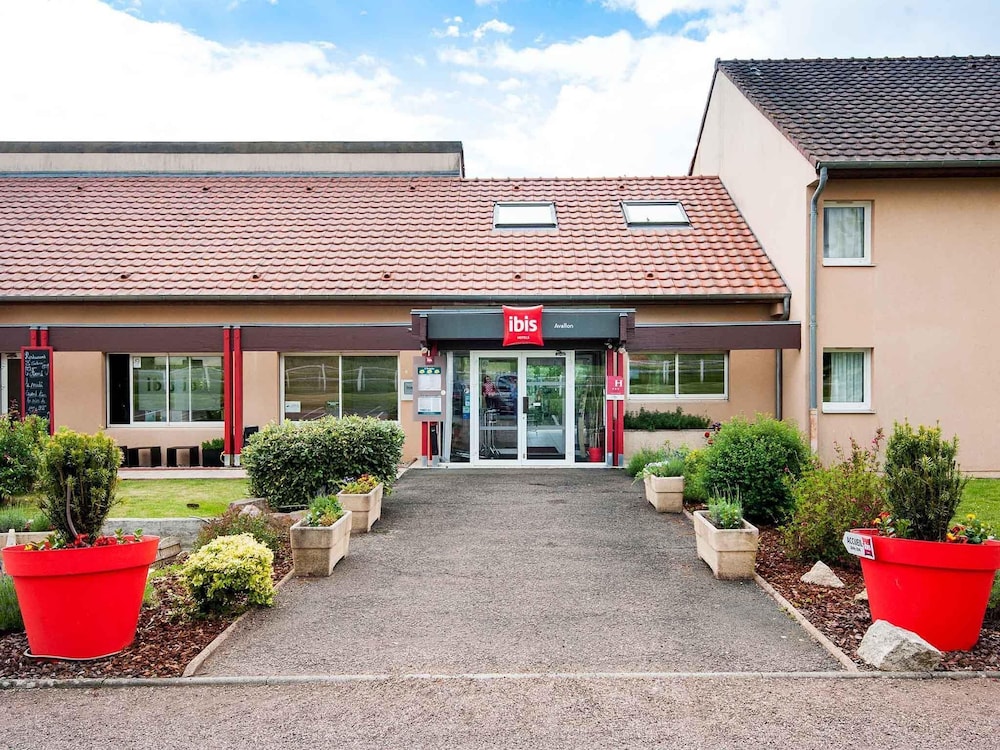 ibis Avallon — hotel in Magny-Les-Hameaux