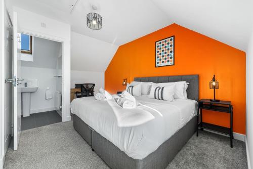 Stylish 4 Bedroom Townhouse with two large parking spaces and superfast Wi Fi — 4-Star Luxury Hotel in Gloucester, United Kingdom