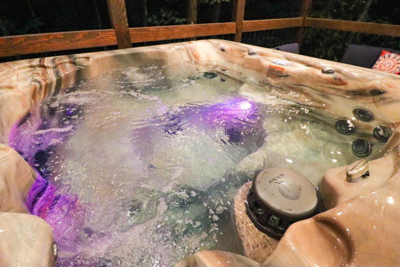 New Sherwood Chateau Borders National Forest 1 mile to Lake Secluded in Broken Bow, United States