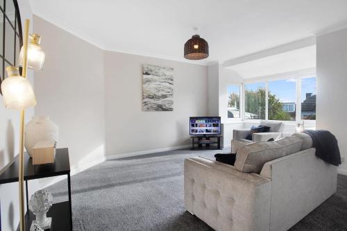 Spacious Living Room & Modern Comforts Sleeps 4 — 4-Star Luxury Hotel in Peterlee, United Kingdom