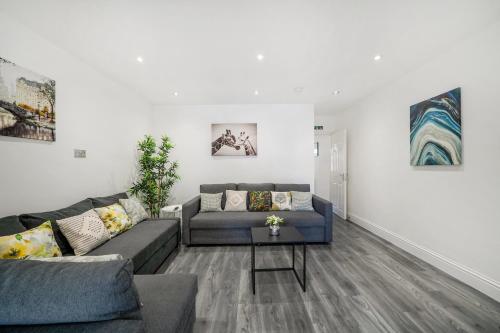 COZY 6 Bed Home in Reading Close to University Attractions Train Station with Garden Parking & WiFi