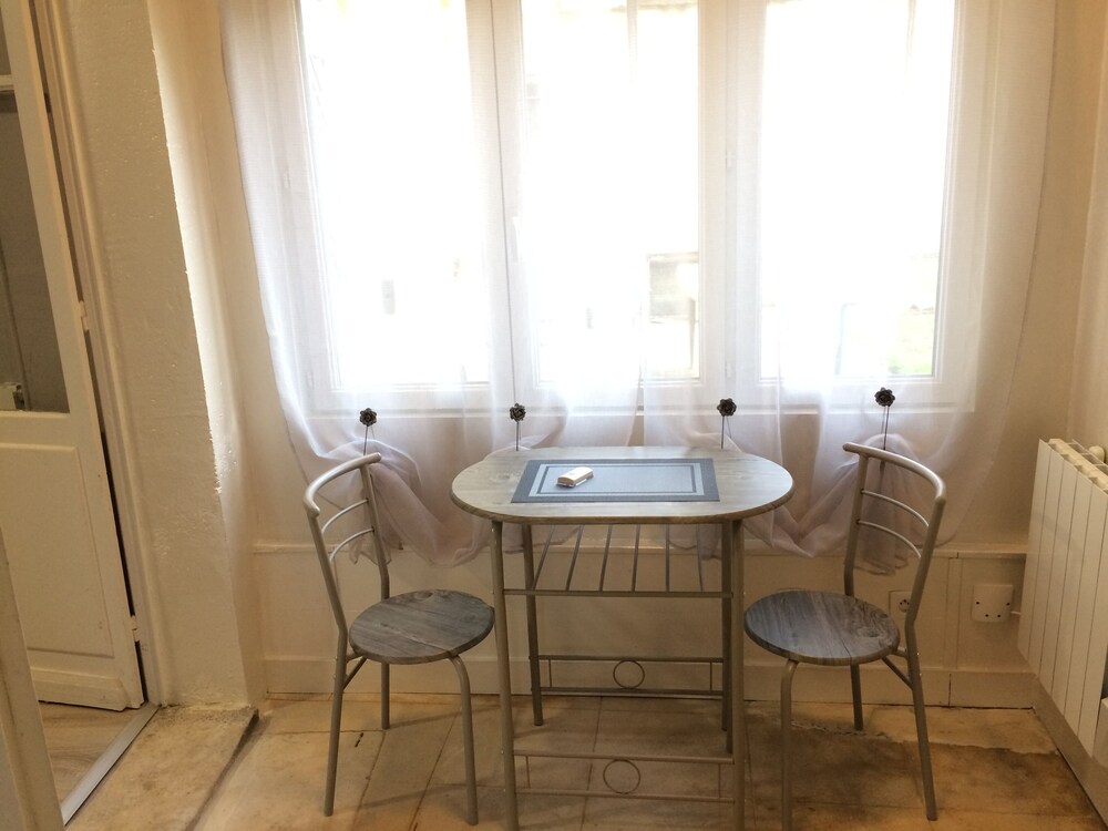 Studio Proche Gare Avec Kitchenette Et Wifi Porte Rouge — hotel in Thiviers