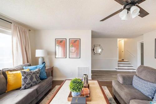 Southern Charm l 5BR l Sleeps 14 l A Location in Birmingham, United States