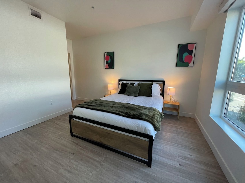 Chic Urban Retreat in Heart of LA - photo 5